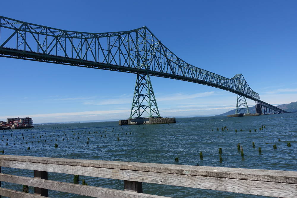 a long and tall bridge over the body of water that separates the state of Washington from the state of Oregon.