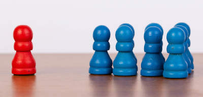 An image was here of a group of blue pawns following a red pawn.